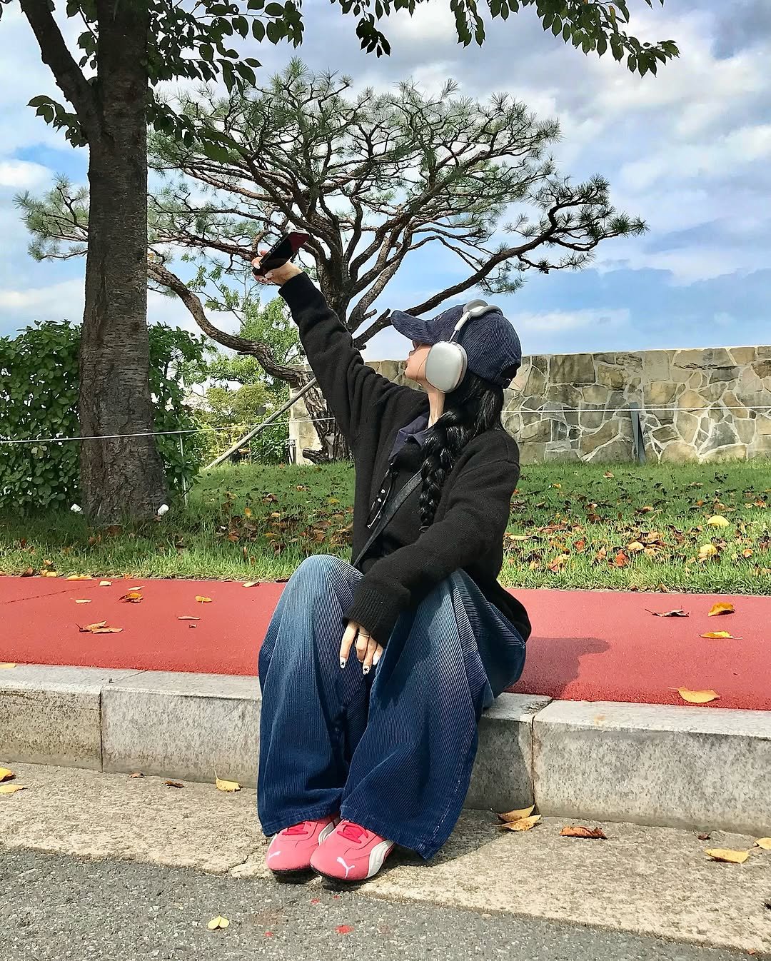 Photo by 오늘도 예모마일 :D on October 02, 2025. May be an image of 1 person, outdoors and text.