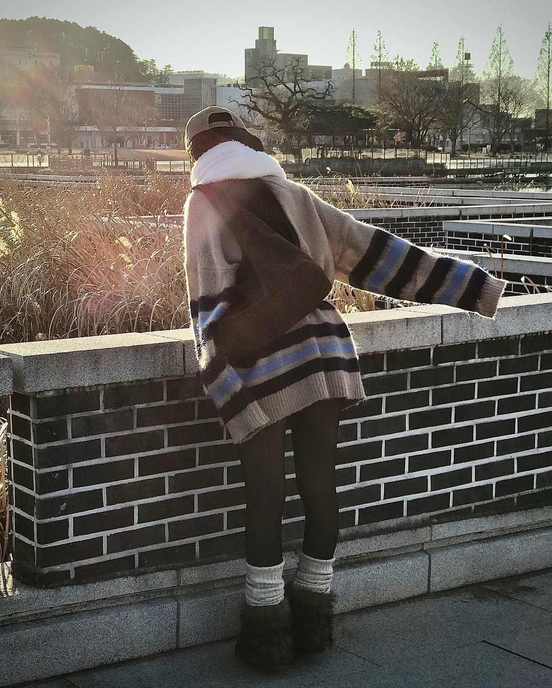 Photo by 오늘도 예모마일 :D 남녀공용 룩북 Unisex 코디 on February 21, 2026. May be an image of standing, overcoat, duffle coat, cardigan, sweater, parka, brick wall and text.