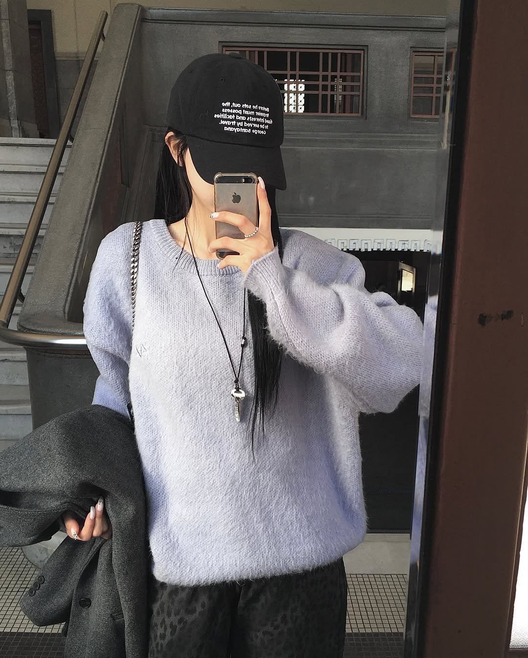 Photo by 오늘도 예모마일 :D 남녀공용 룩북 Unisex 코디 on December 31, 2025. May be an image of hat, parka, sweater, sweatpants, top, cardigan, turtleneck, sweatshirt and text.