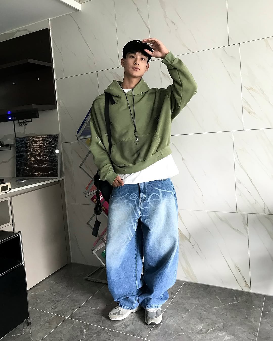 Photo by 오늘도 예모마일 :D on October 01, 2025. May be an image of 1 person, duffle coat, sweatpants, top, parka and text.