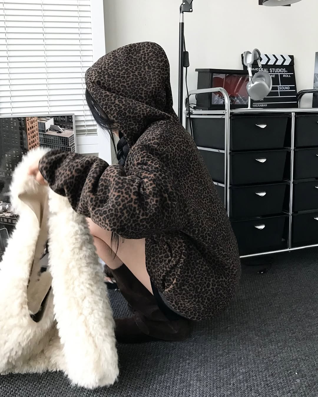 Photo by 오늘도 예모마일 :D 남녀공용 룩북 Unisex 코디 on November 13, 2025. May be an image of sherpa coat, fur coat, robe, bath robe, cloak and text.