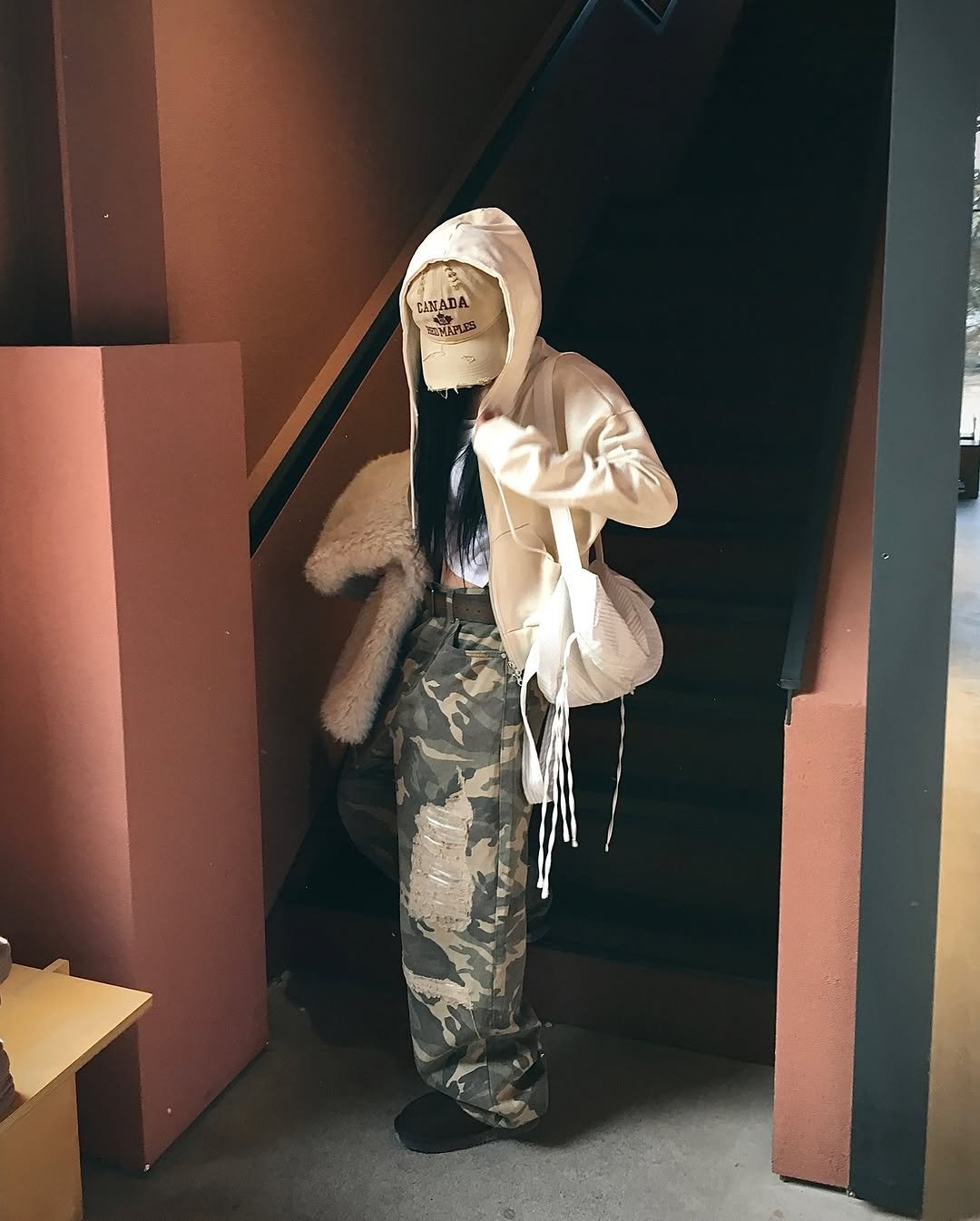 Photo shared by 오늘도 예모마일 :D 남녀공용 룩북 Unisex 코디 on February 19, 2026 tagging @goodtaste_palgong. May be an image of duffle coat, face mask, cloak, parka, sweatsuit, military uniform, sweatpants, gas mask and text.