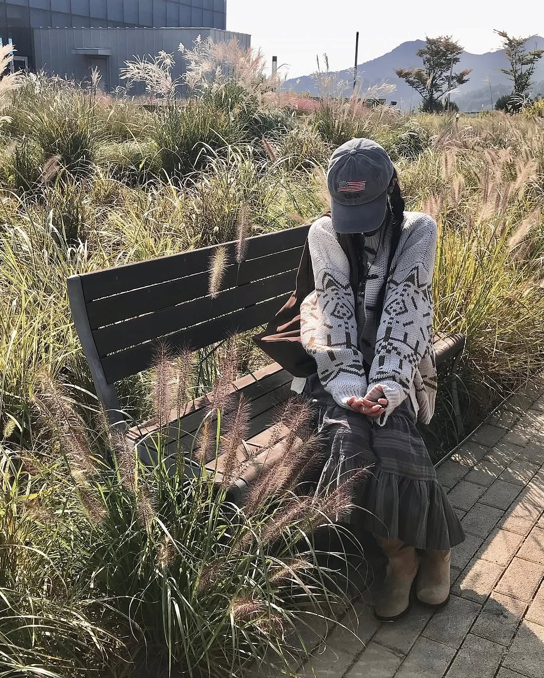 Photo by 오늘도 예모마일 :D 남녀공용 룩북 Unisex 코디 on November 12, 2025. May be an image of bench, parka, grass and text.