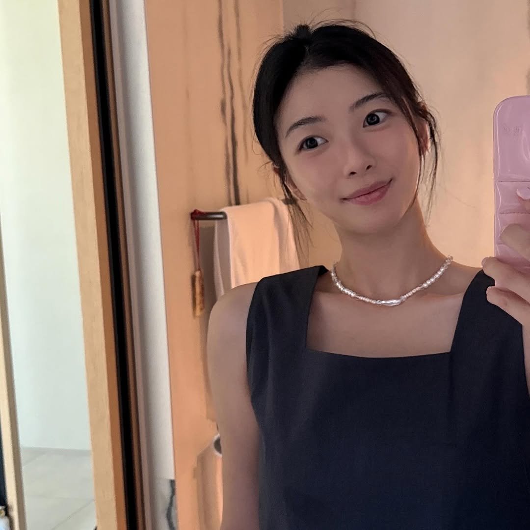 Photo by 김예은 on August 12, 2025. May be a selfie of 1 person, hair, mirror, necklace, top and text.