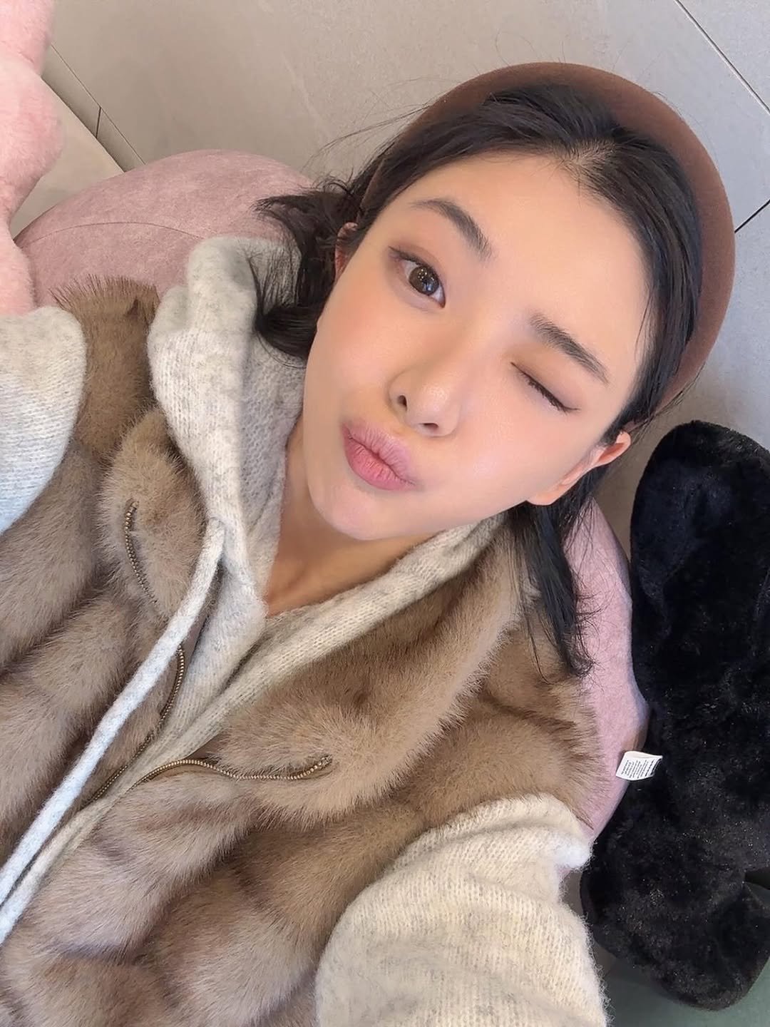 Photo shared by 김예은 on November 12, 2025 tagging @heeseo_x, and @we_are_urago. May be a selfie of one or more people, hair, duffle coat, parka, bath robe and text.