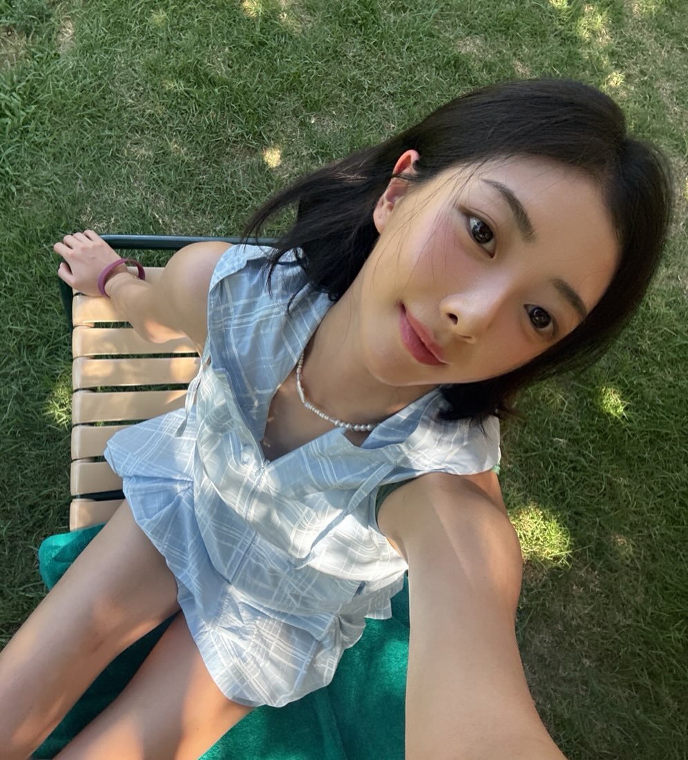 Photo by 김예은 in 그랜드 하얏트 서울. May be an image of 1 person, deck chair, grass, park, picnic and text.