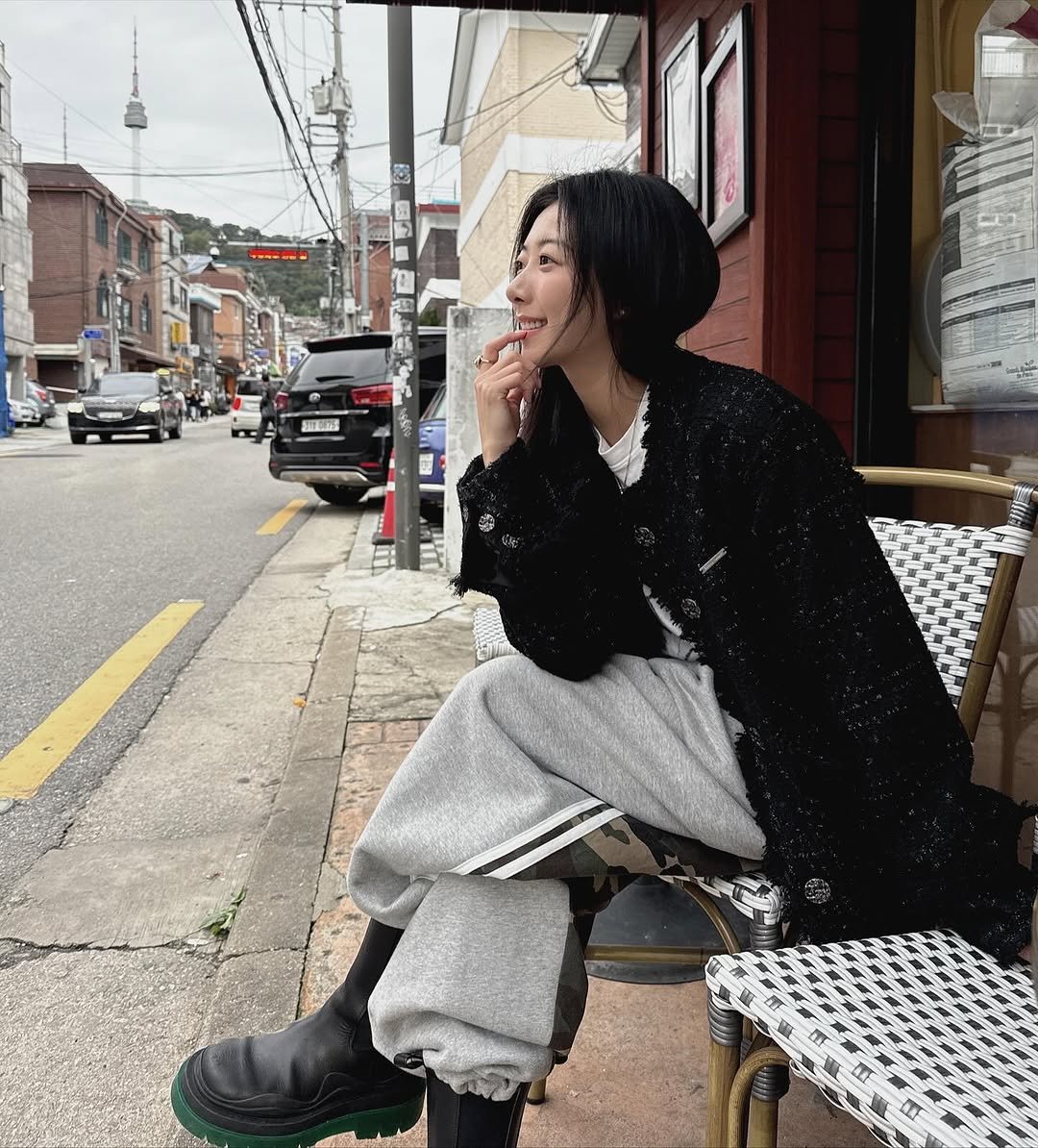 Photo shared by 김예은 on October 12, 2025 tagging @etre_au_sommet. May be an image of duffle coat, overcoat, parka, boots, turtleneck, beret, sweatpants, street and text.