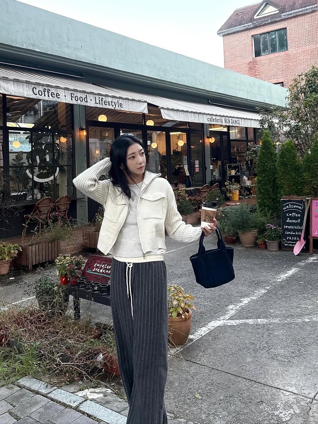 Photo by 김예은 on October 28, 2025. May be an image of duffle coat, overcoat and text.