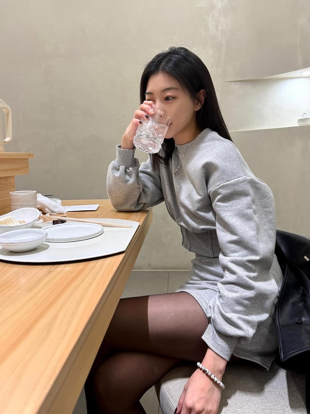 Photo by 김예은 on October 25, 2025. May be an image of tights, miniskirt, cornflower and text.