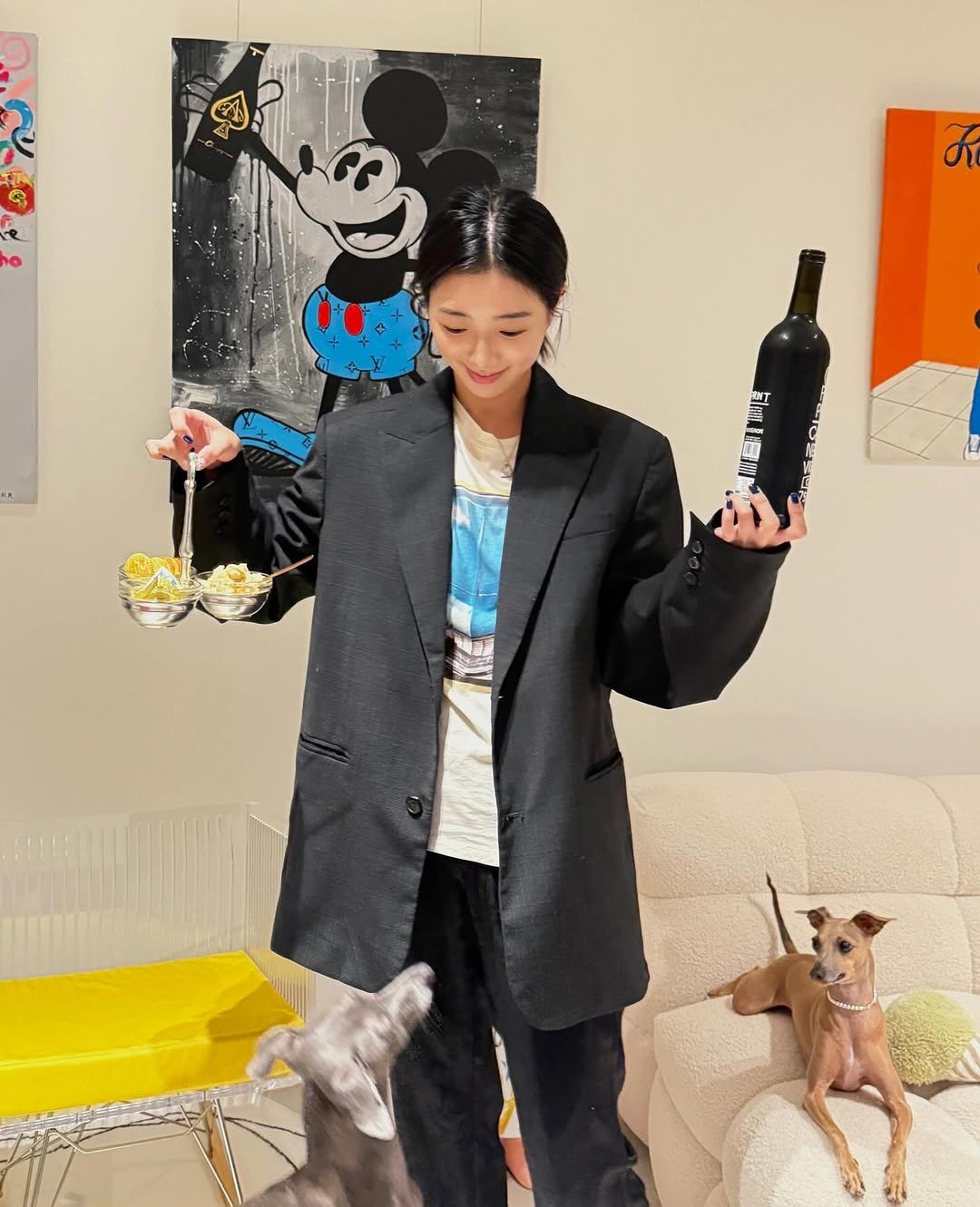 Photo by 김예은 on September 20, 2025. May be an image of 1 person, duffle coat, overcoat, wine bottle, turtleneck, blazer, cornflower and text.