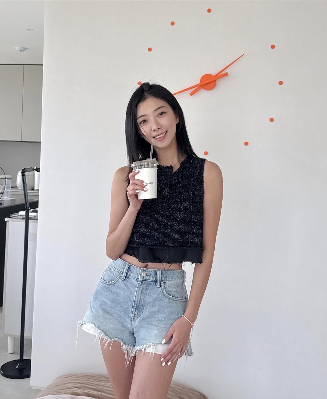 Photo by 김예은 on August 23, 2025. May be an image of 1 person, shorts, top, smoothie, tea, cornflower, baby's-breath and text.
