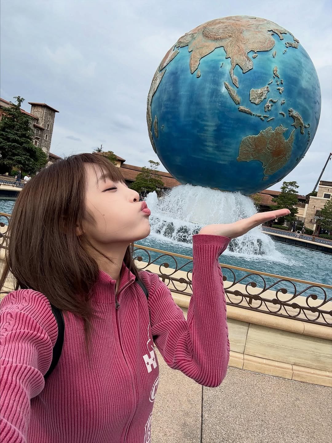 Photo by 최예나 on October 25, 2025. May be an image of globe and fountain.