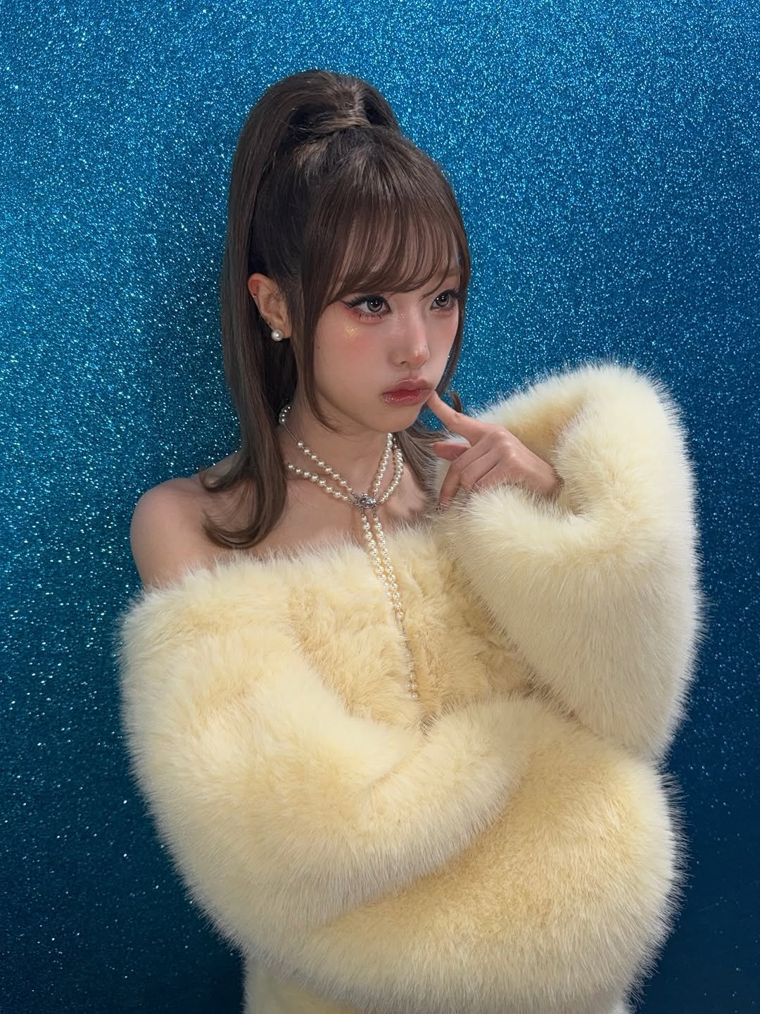 Photo by 최예나 on March 14, 2026. May be an image of one or more people, hair, makeup, goosedown coat, fur coat and text.