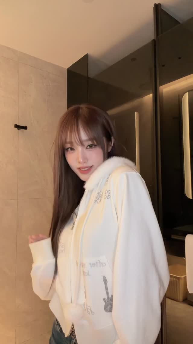 yena.jigumina 게시물 이미지: Freeze!🤫 #최예나 #예나 #YENA