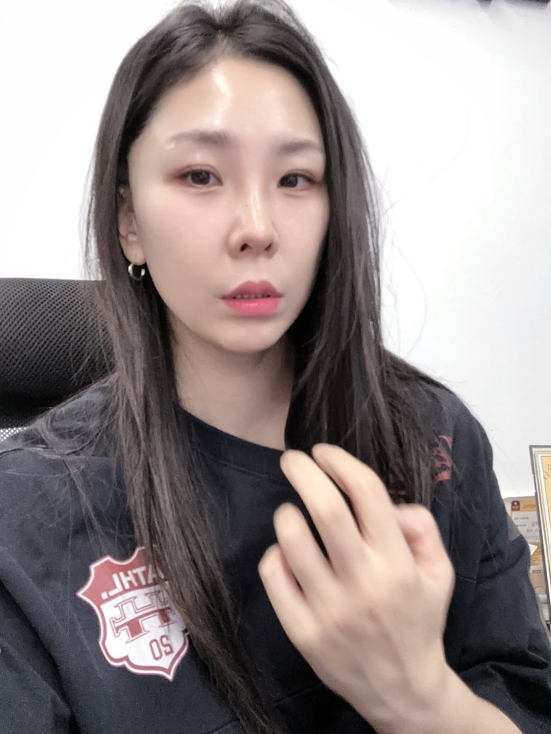yeobody 게시물 이미지: 사진 올리려고 선택했더니 인스타 랜덤으로 띄워주는 노래  뭔데
#야 
#웃픈상황
#큰손