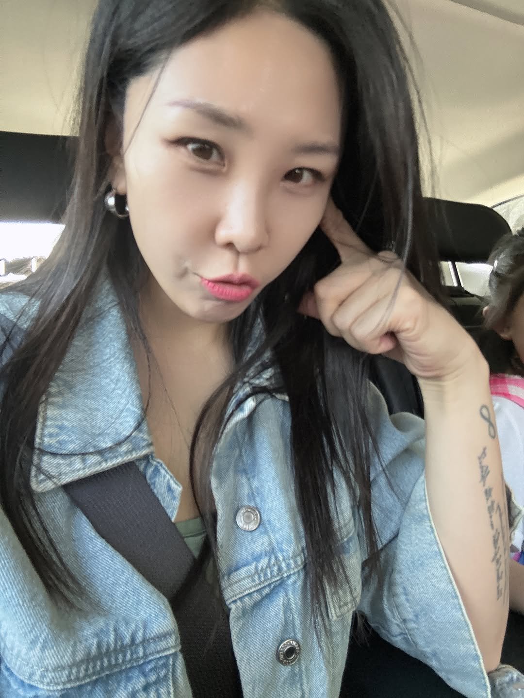 yeobody 게시물 이미지: 릴스로 본 외국언니 따라 머리카락으로 리프팅 하는 방법 따라했는데 완전 눈이 쪽잡아째지네 😈