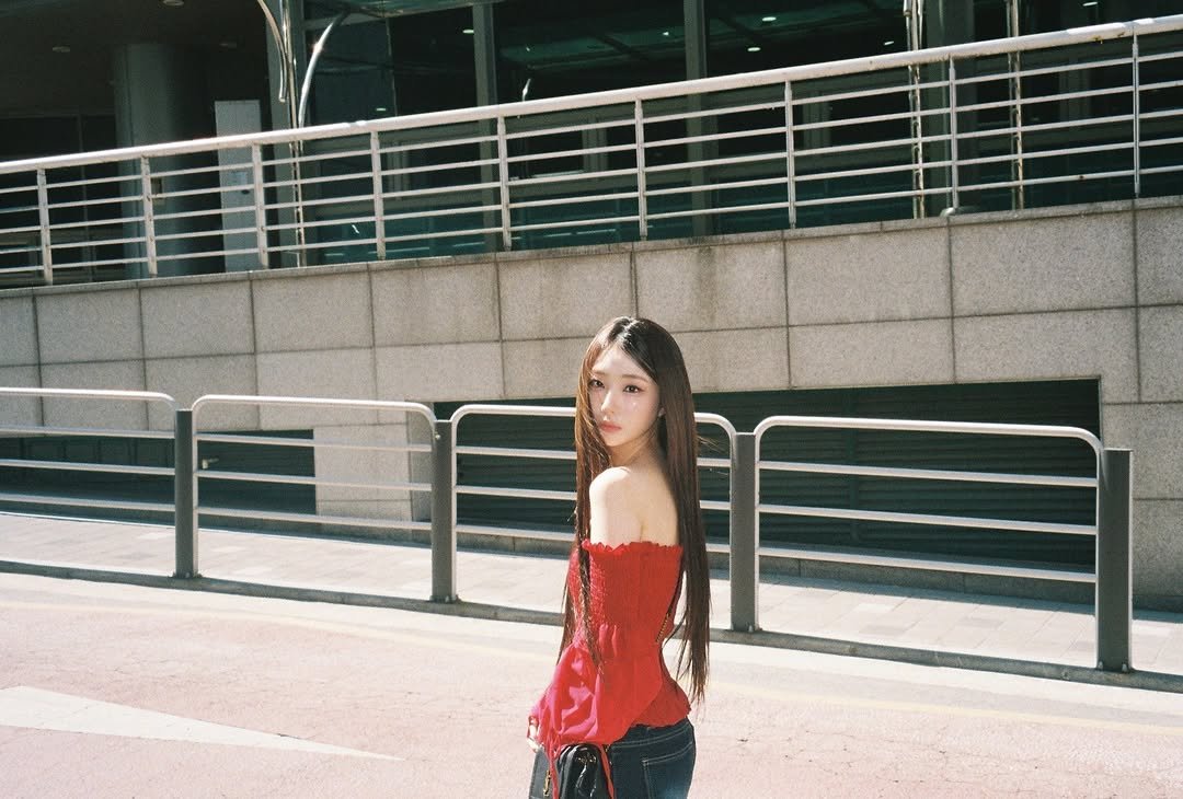 Photo by 여진 YEOJIN on March 26, 2026. May be an image of one or more people, hair, turtleneck, street and text.