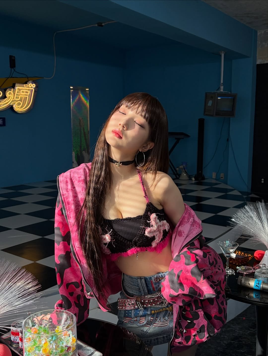 Photo by 여진 YEOJIN on March 16, 2026. May be an image of one or more people, makeup, hair, people chewing bubblegum, miniskirt, mannequin and text.