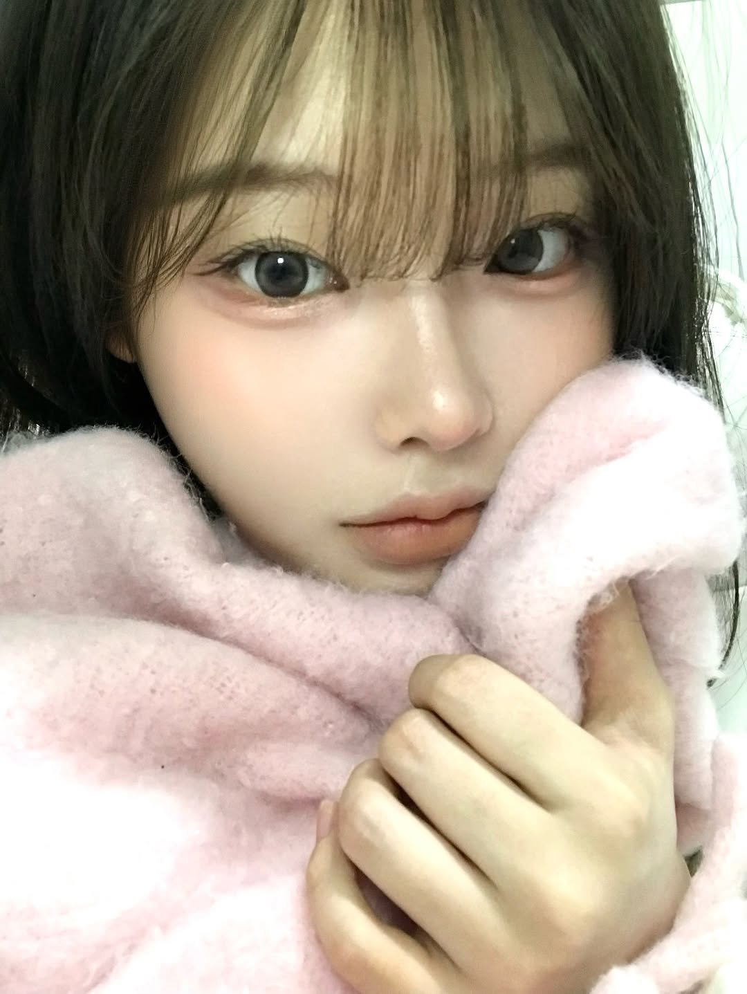 Photo shared by 연 on October 01, 2025 tagging @banilaco_official, @banilaco_b.bybanila, and @munitz.co. May be an image of one or more people, hair, bath robe and text.