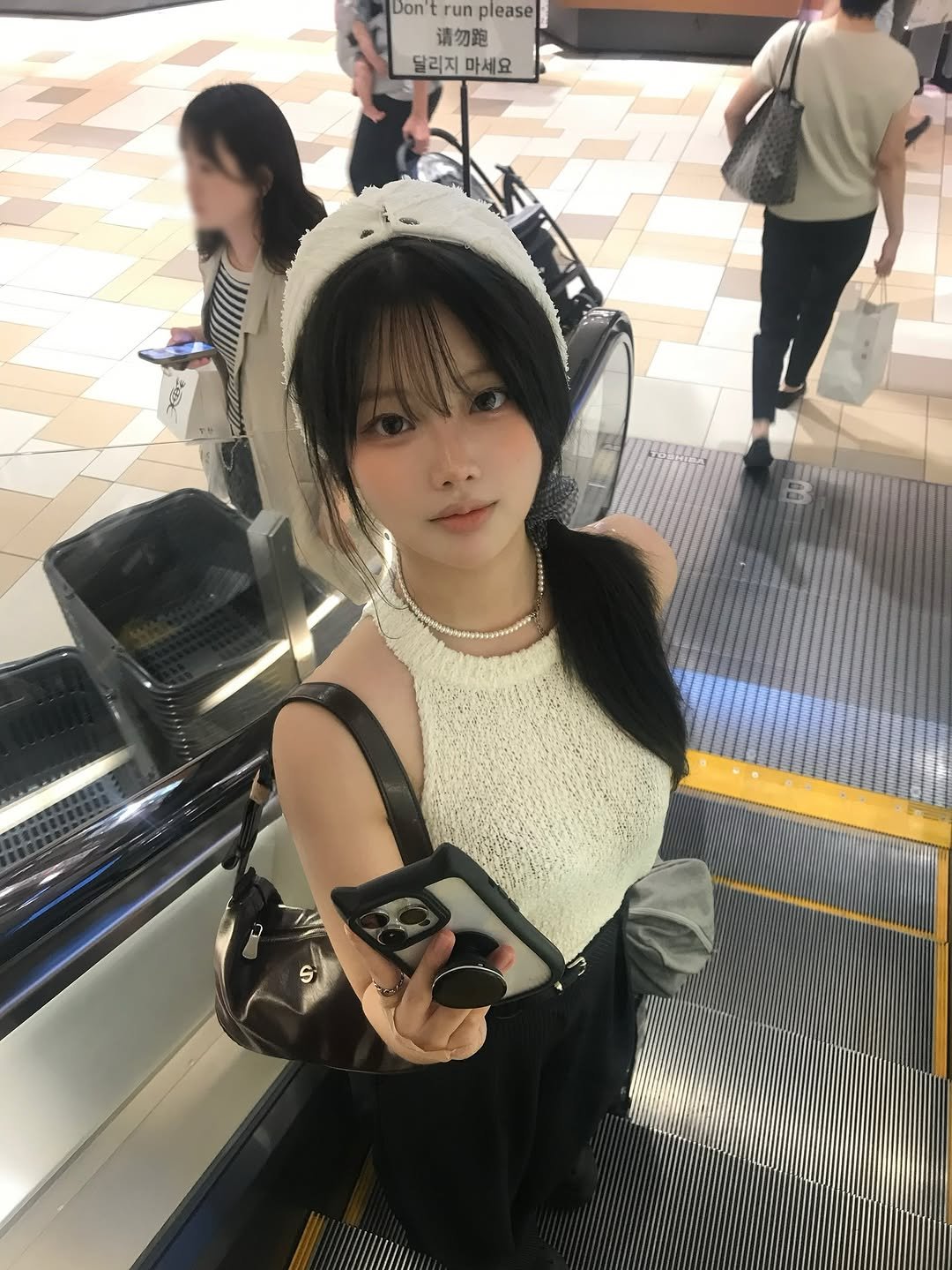 Photo by 연 on September 11, 2025. May be an image of 4 people, hair and text that says 'Don Dontrunplease Don'trun run please 请勿跑 请勿跑 달리지 달리지마세요 마세요 εeT'.