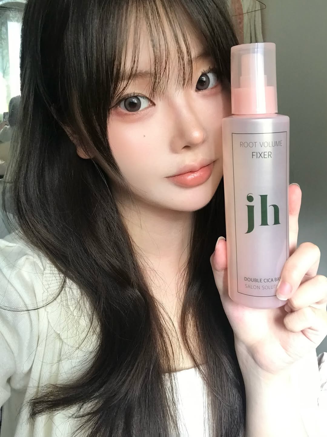 Photo shared by 연 on August 10, 2025 tagging @jennyhousepr, and @jennyhouse_cosmetics. May be an image of 1 person, hair, makeup, hair product, fragrance, lotion and text that says 'ROOT VOLUME ROOTVOLUME VOL FIXER jh DOUBLECICABA DOUBLE CICABA DOUBLECICABA COUNSOL ICA BAA SALON ALONSOLUT SOLUT'.