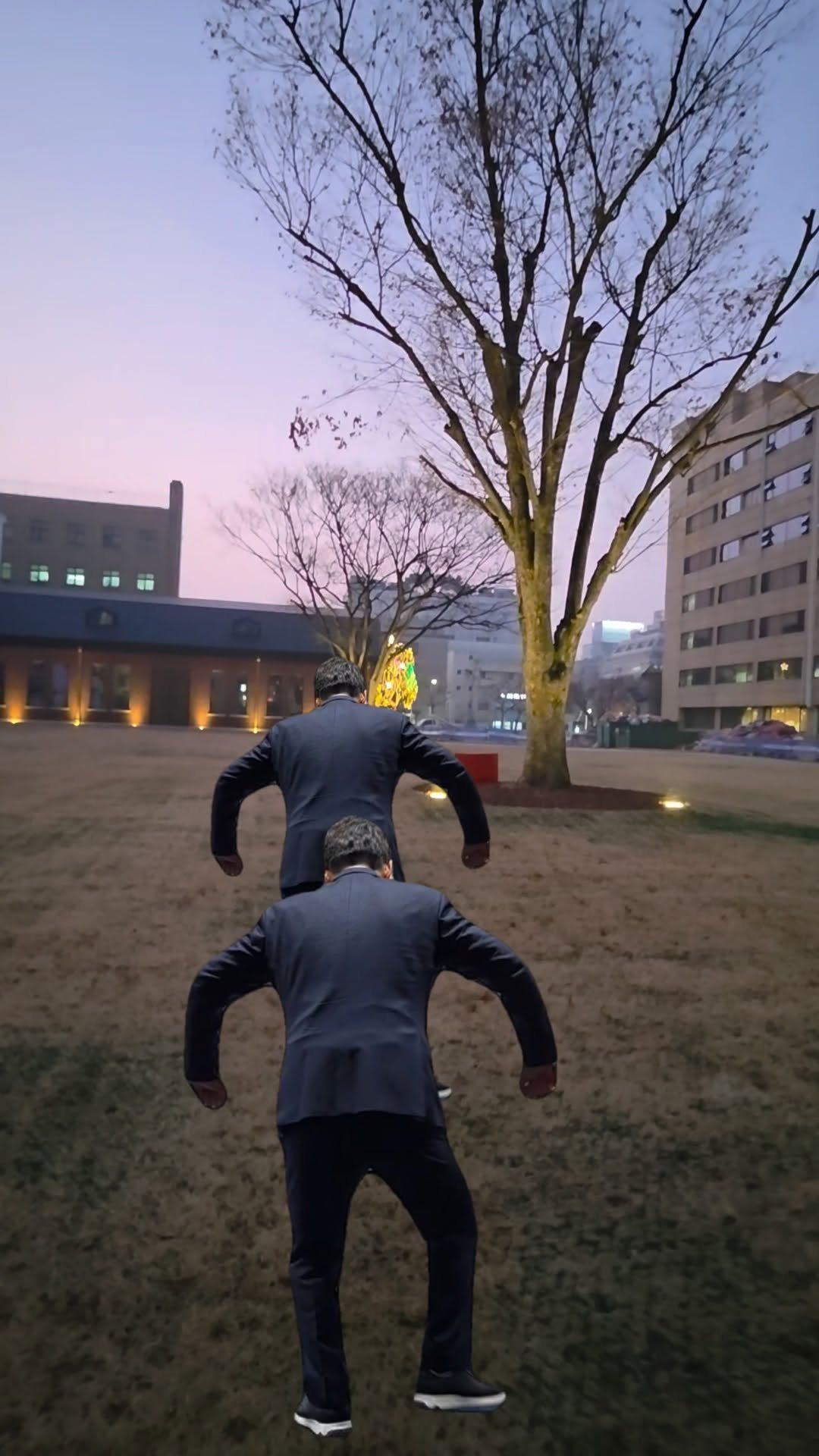 yeongsu3249 게시물 이미지: 서류 더미를 뒤로하고 문화광장 815의 공기와 'Paloma Blanca' 🎶...