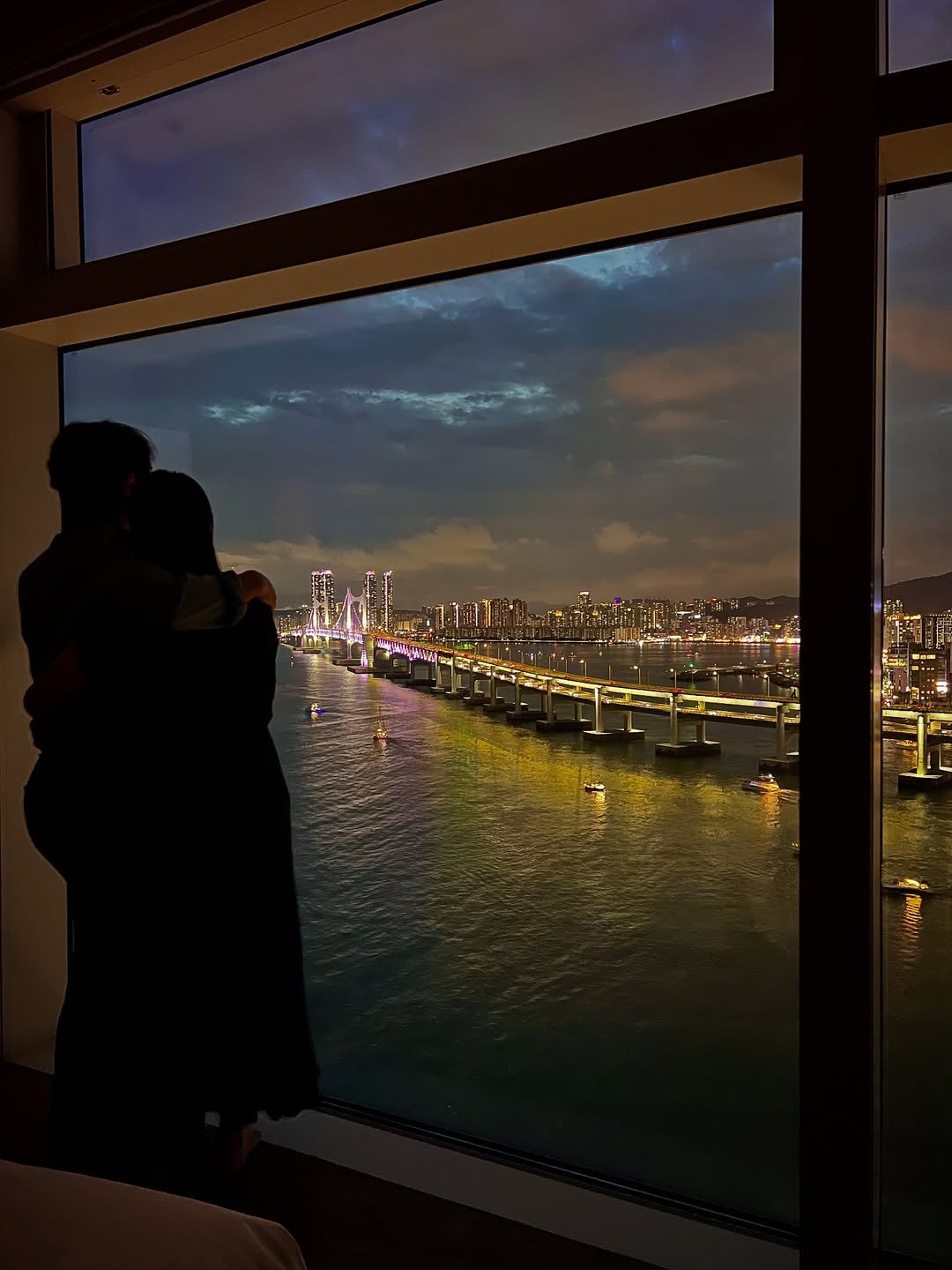 Photo shared by 혜연 / 우리나라 숨은 여행지 on September 18, 2025 tagging @parkhyattbusan. May be an image of 1 person, people kissing, twilight and text.