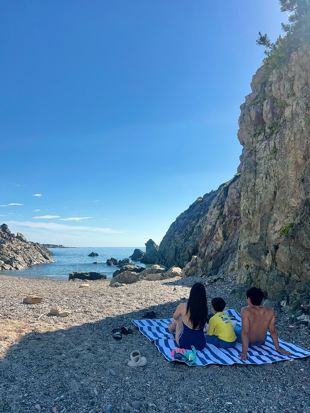 Photo by 혜연 / 우리나라 숨은 여행지 on August 09, 2025. May be an image of 3 people, towel, Durdle Door, coast and text.