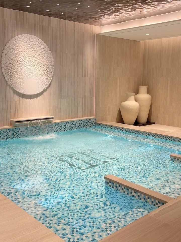 yeoniiique 게시물 이미지: 📌마감되었습니다. 감사합니다😊

마치 미술관에 온 듯 고급스러운 자쿠지와
수영장이...