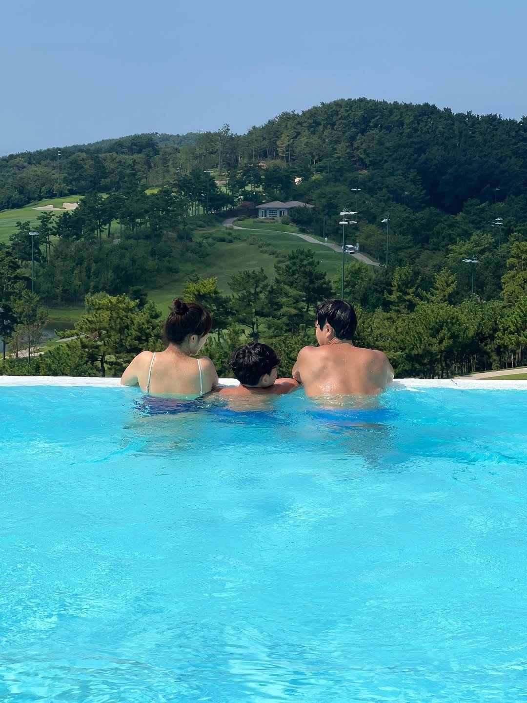 Photo shared by 루밍 매거진 | 수수료 제로. 호텔 예약. 숙소 추천 on September 12, 2025 tagging @yeoniiique. May be an image of 3 people, people swimming, pool and text.