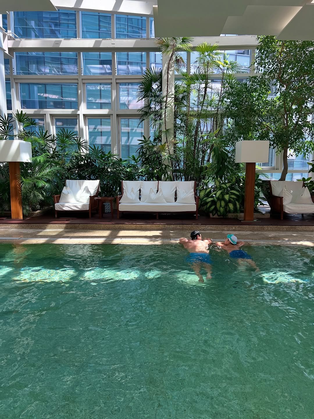 Photo by 혜연 / 우리나라 숨은 여행지 on September 20, 2025. May be an image of 2 people, people swimming, pool, cabana, buildings and text.