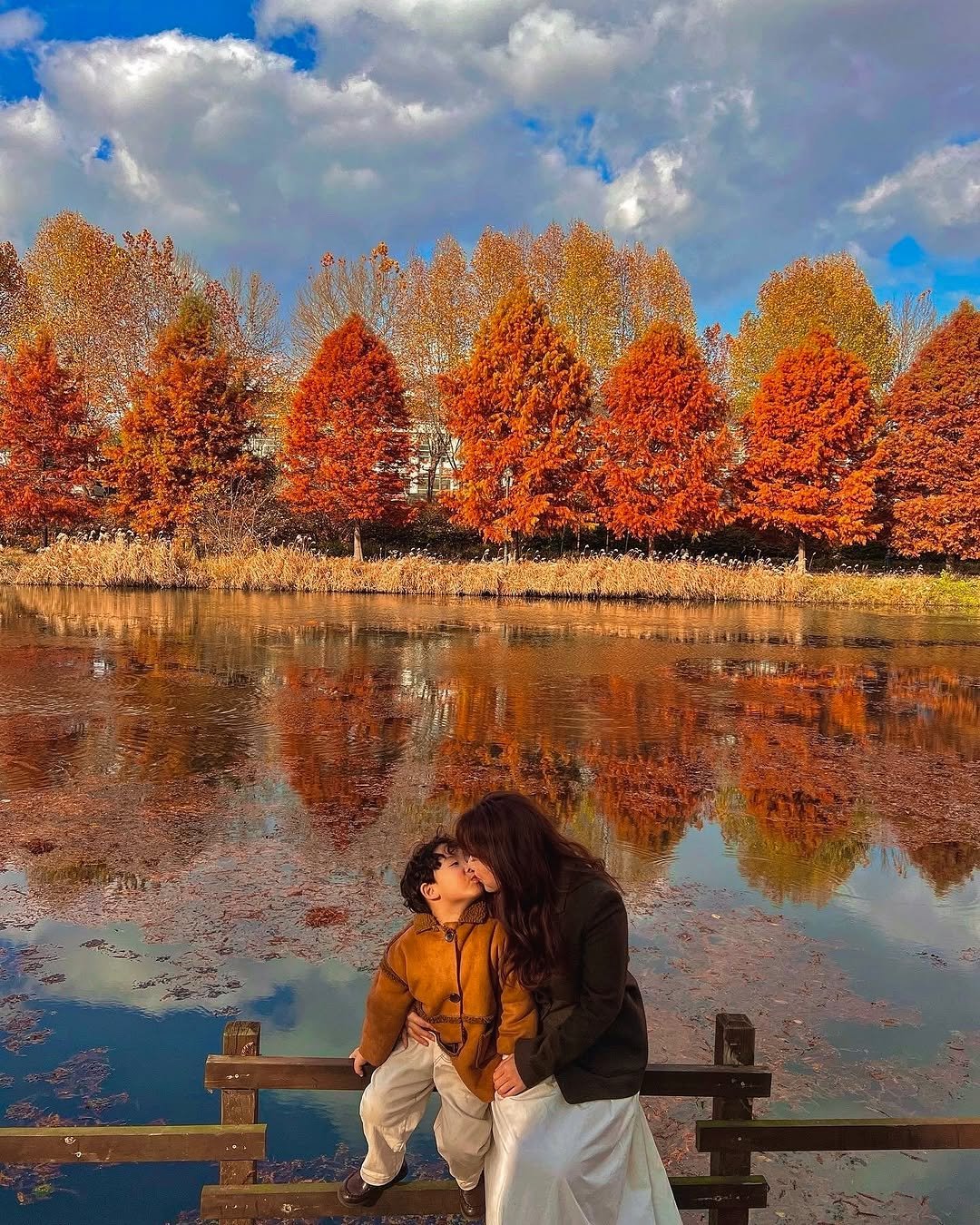 Photo by 혜연 / 우리나라 숨은 여행지 on October 17, 2025. May be an image of people kissing, park and text.