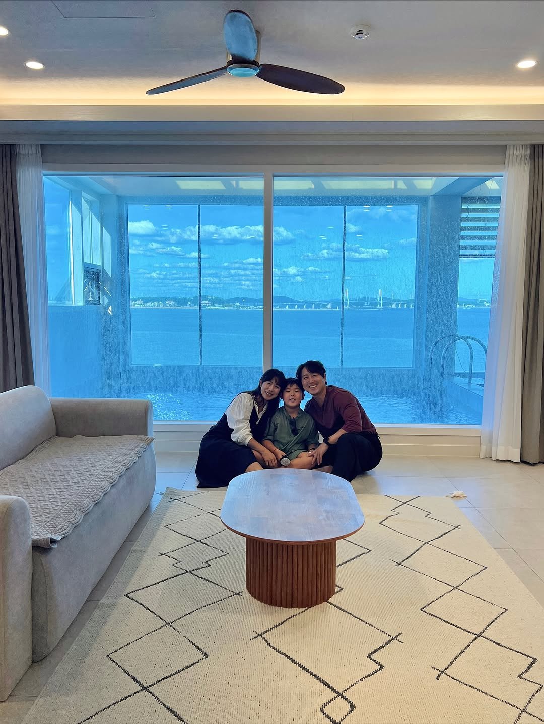 Photo by 혜연 / 우리나라 숨은 여행지 on November 05, 2025. May be an image of fireplace, indoors, living room and text.