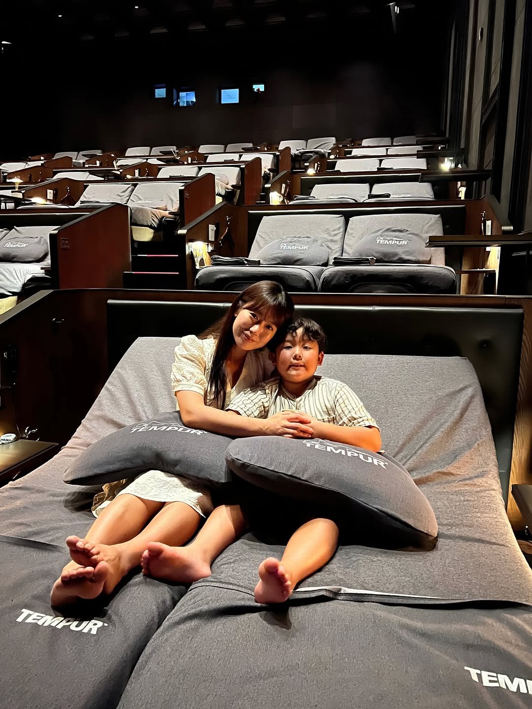 Photo by 혜연 / 우리나라 숨은 여행지 on September 13, 2025. May be an image of 2 people, beanbag chair, carpet, recliner and text.