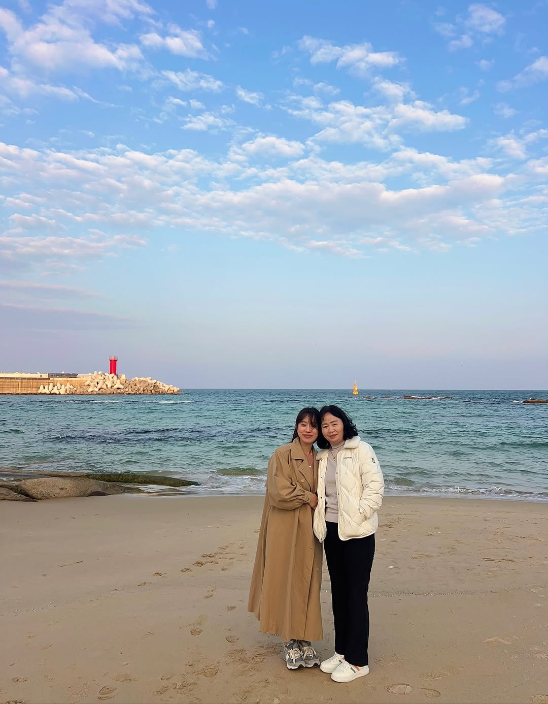 Photo by 혜연 / 우리나라 숨은 여행지 on November 09, 2025. May be an image of one or more people, ocean, beach, coast and text.