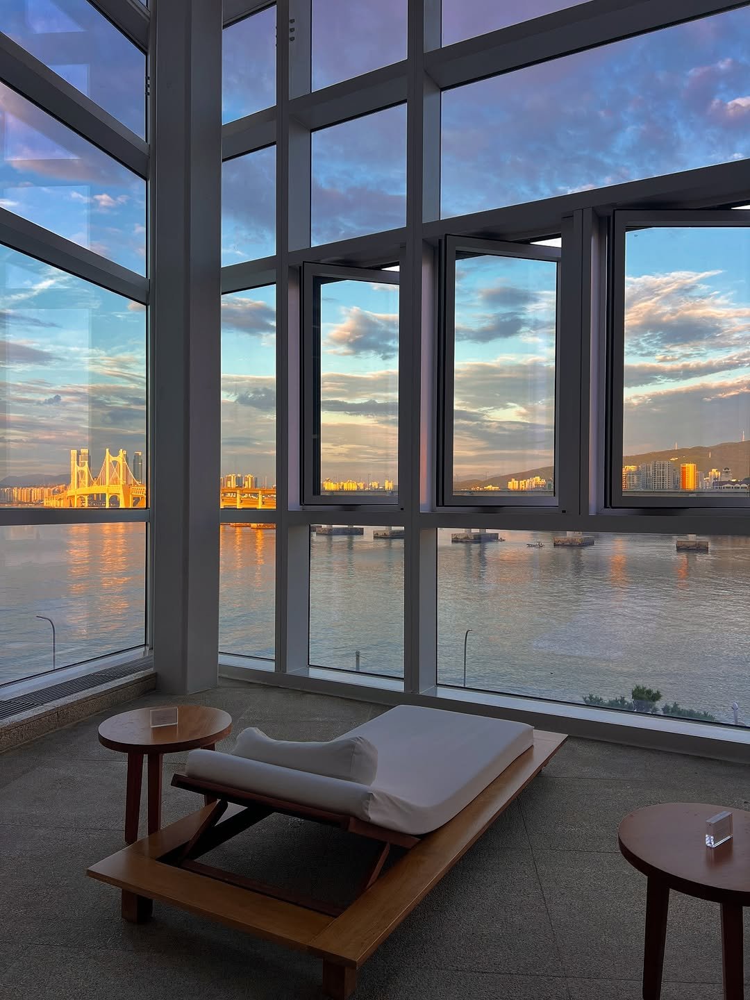 Photo by 혜연 / 우리나라 숨은 여행지 on September 22, 2025. May be an image of deck chair, rocking chair, the Queensboro Bridge, buildings and text.