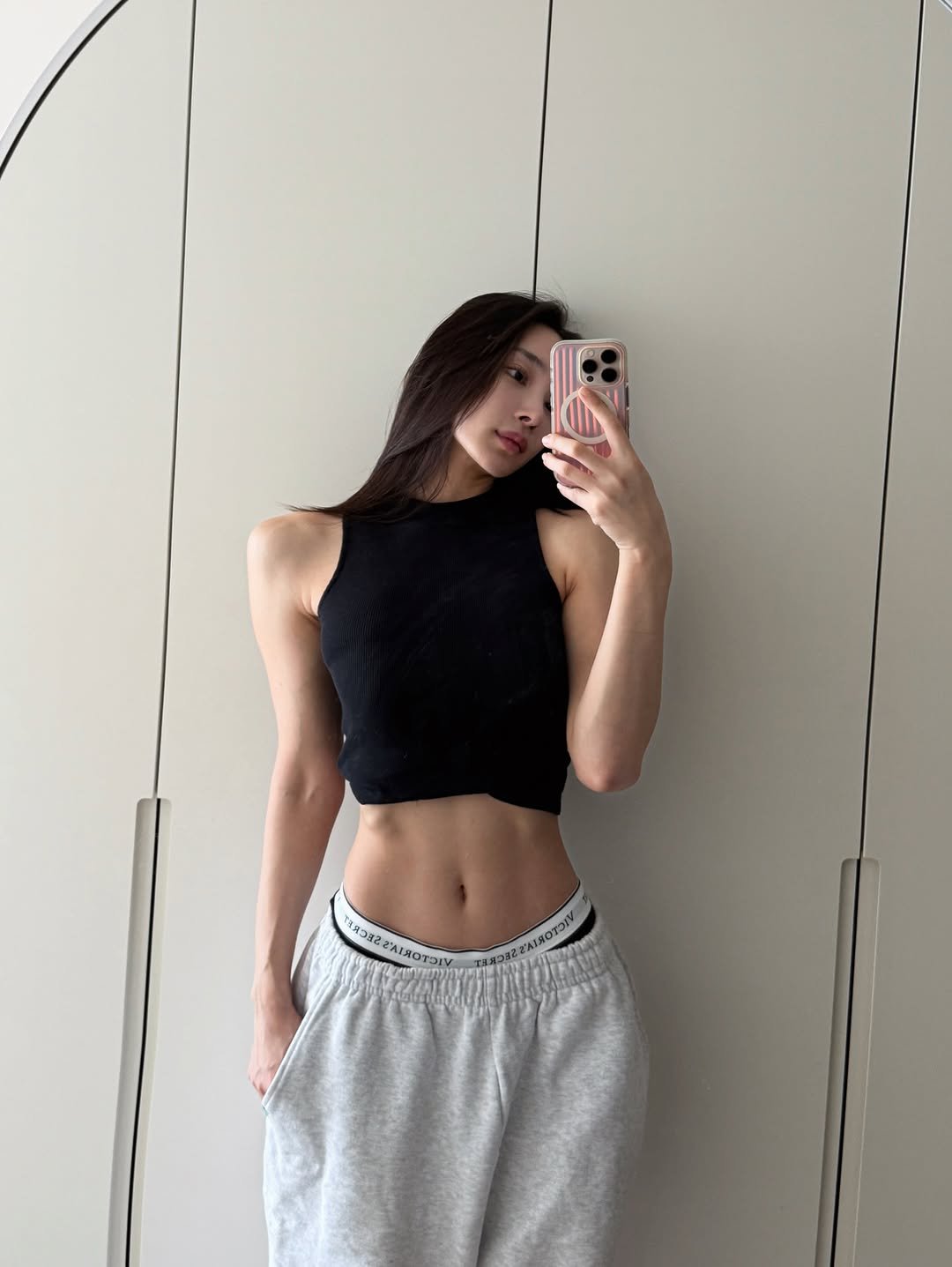 Photo by 연필라테스 연쌤 박서연 on April 12, 2026. May be a selfie of one or more people, long hair, activewear, sweatpants and text.