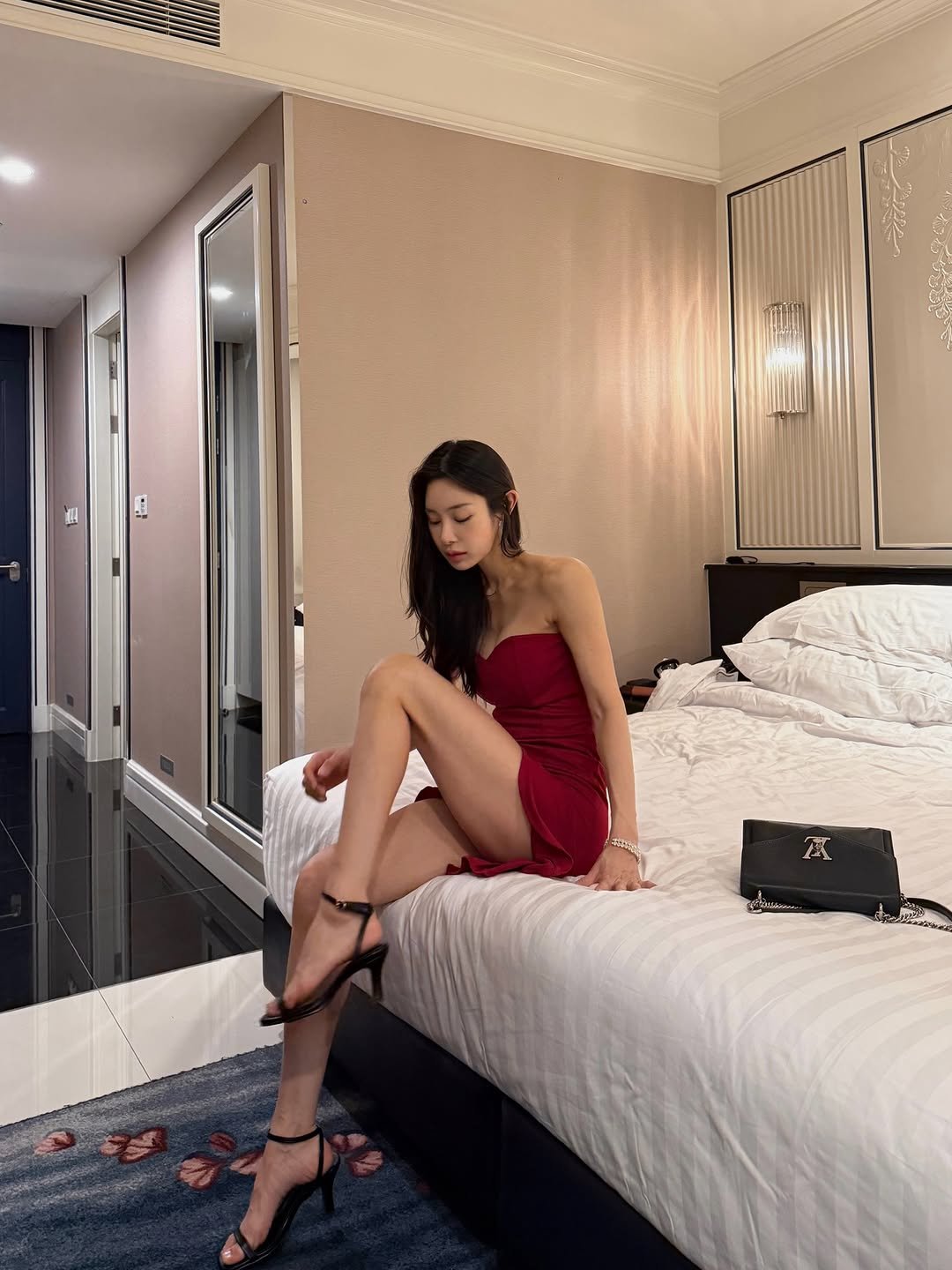 Photo by 연필라테스 연쌤 박서연 on February 16, 2026. May be an image of slip, dress, bedroom and text.