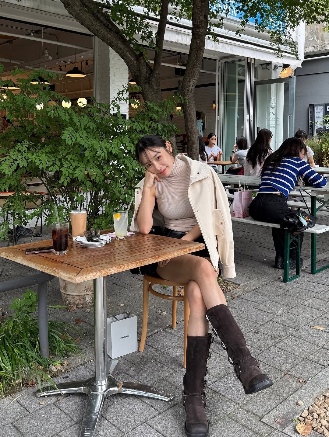 Photo by 연필라테스 연쌤 박서연 on October 02, 2025. May be an image of duffle coat, overcoat, parka, boots, turtleneck and text.