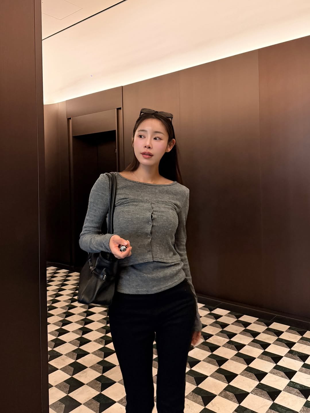 Photo by 연필라테스 연쌤 박서연 on April 05, 2026. May be an image of one or more people, turtleneck, cornflower and text.