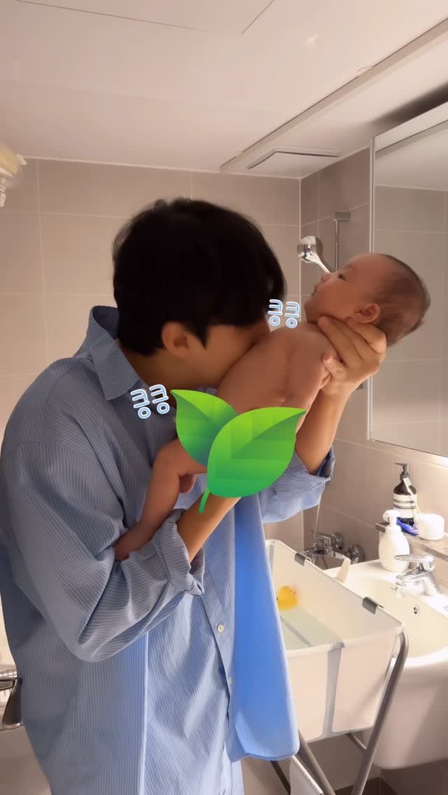 yeons_couple 게시물 이미지: #광고 @huggies_korea 
제가 여자친구를 낳아 준 걸까요...?
하로와...