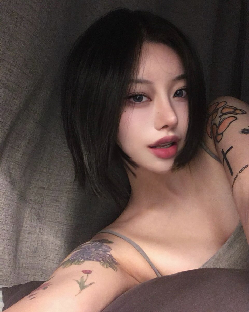 Photo by 선영 on December 14, 2025. May be a selfie of one or more people, tattoo, hair and text.