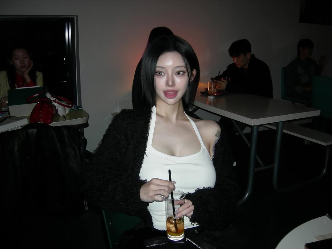 Photo by 선영 on November 25, 2025. May be an image of one or more people, hair, beer, cigar, night and text.