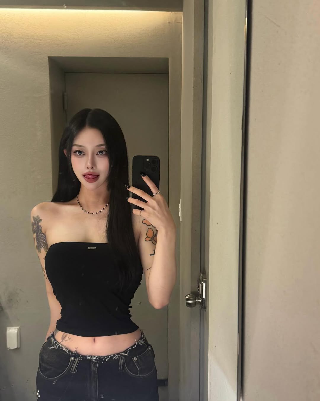 Photo by 선영 on December 09, 2025. May be a selfie of one or more people, hair, mirror and text.