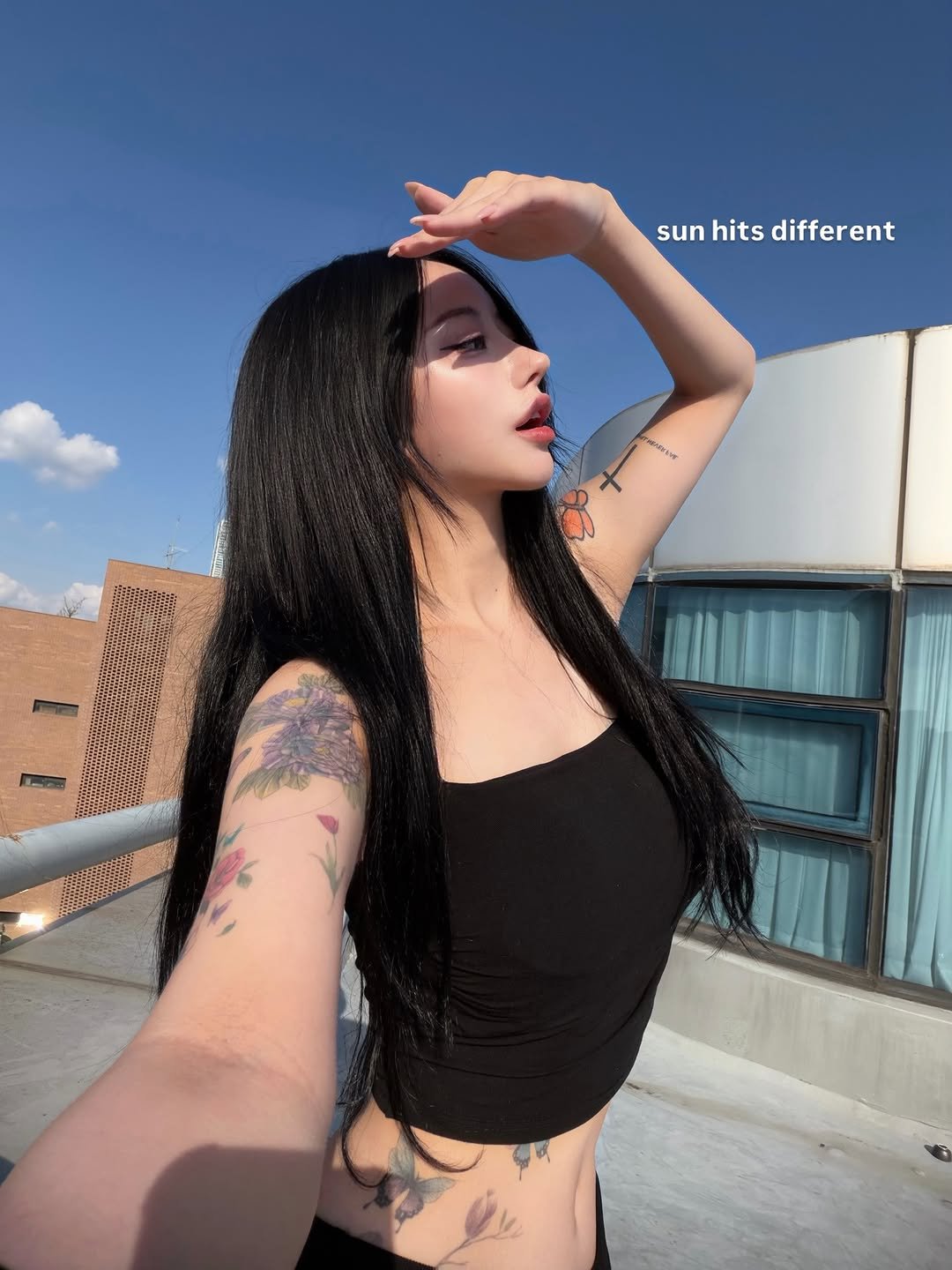 Photo by 선영 on March 29, 2026. May be an image of one or more people, long hair and text that says 'sun sunhitsdifferent hits different NIN 台7008 Ab'.