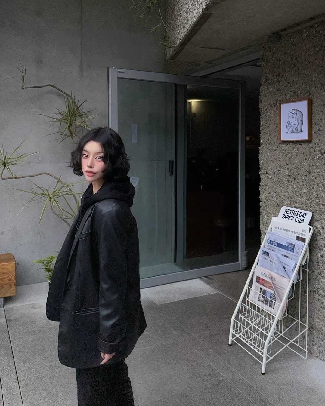 Photo by 선영 on April 10, 2026. May be an image of one or more people, hair, duffle coat, overcoat, parka, suit, cornflower and text.