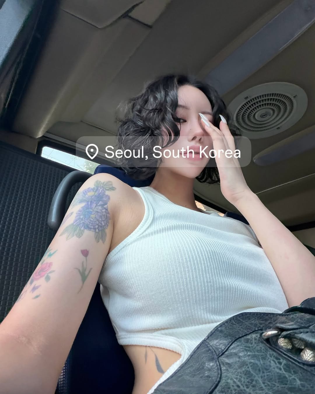 Photo by 선영 on April 27, 2026. May be an image of one or more people, hair, tattoo, top and text that says 'Seoul, Seoul,SouthKorea South Korea こata!'.