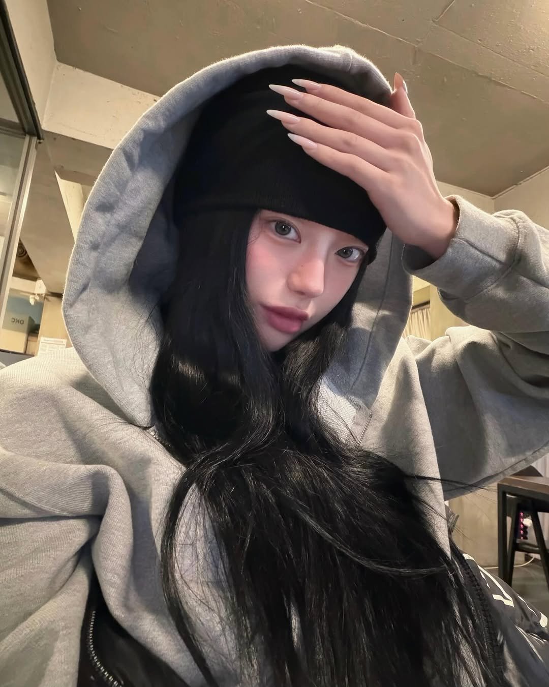 Photo by 선영 on January 26, 2026. May be an image of one or more people, hair, duffle coat, face mask, parka, sweatshirt, cloak and text.