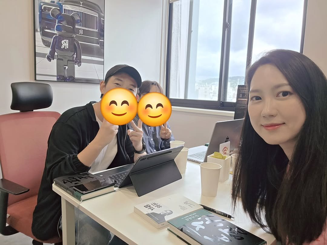 Photo by 강남여의주(강주영)🥇부동산 재테크 크리에이터 on September 28, 2025. May be an image of 3 people, hair, office and text.