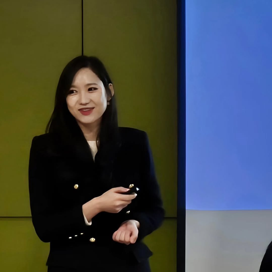 Photo by 강남여의주(강주영)🥇부동산 재테크 크리에이터 on October 01, 2025. May be an image of 1 person, suit, blazer, newsroom, office and text.